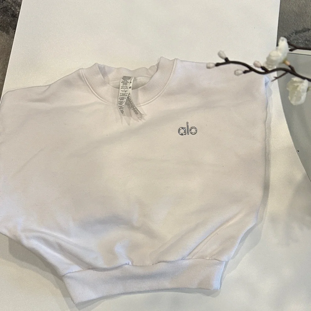 ALO Yoga White Crewneck Sweatshirt with Subtle Logo